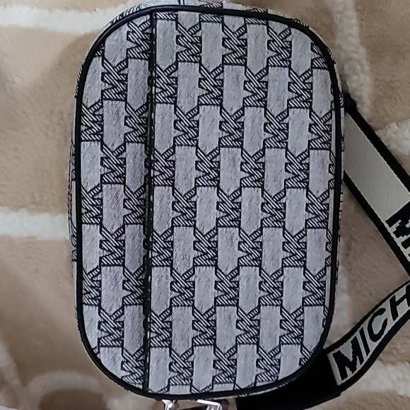 Michael Kors Crossbody - Picture 5 of 12